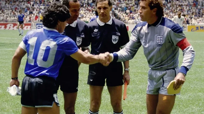 Esta imagen histórica muestra a Diego Maradona y al capitán de Inglaterra, Peter Shilton, estrechándose la mano antes de su famoso partido en el Mundial de 1986.