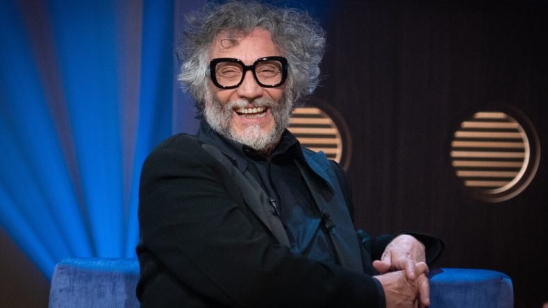 La imagen muestra al músico argentino Fito Páez durante su entrevista en el programa de televisión Otro día perdido, conducido por Mario Pergolini en Eltrece.