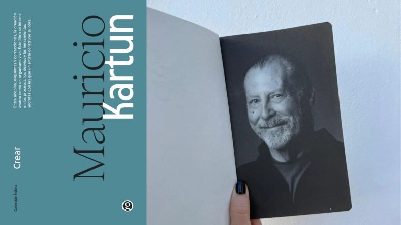 El libro mostrado es Crear, de Mauricio Kartun, editado por Ediciones Godot dentro de la colección Íntima.