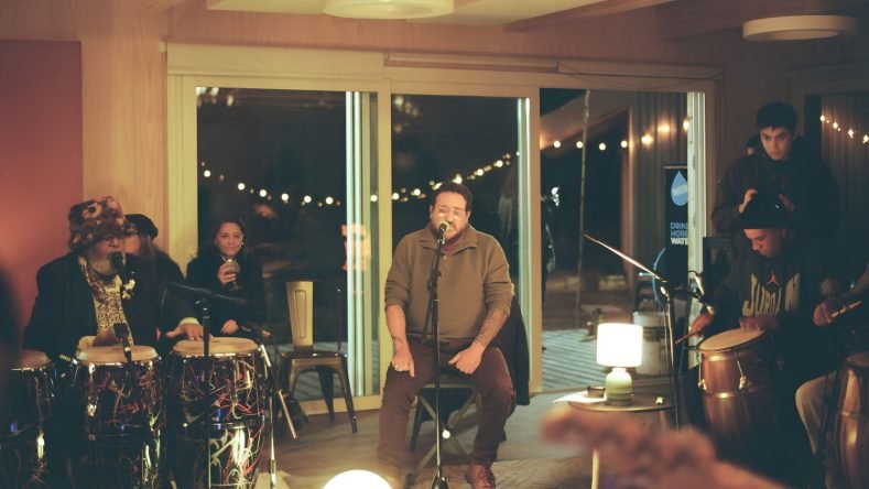 Esta imagen muestra una actuación musical en directo de Rubén Rada junto a la banda La Vela Puerca.