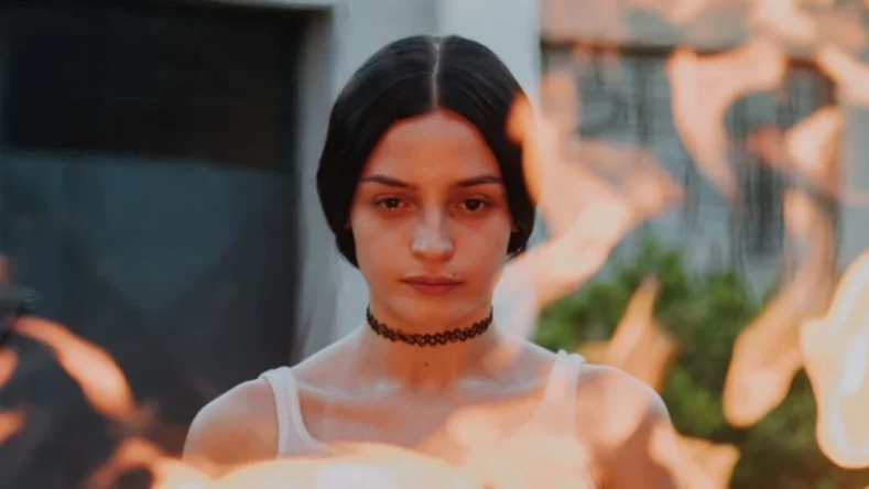 La imagen muestra a la actriz Dolores Oliverio en una escena de la película argentina La virgen de la tosquera, dirigida por Laura Casabé.