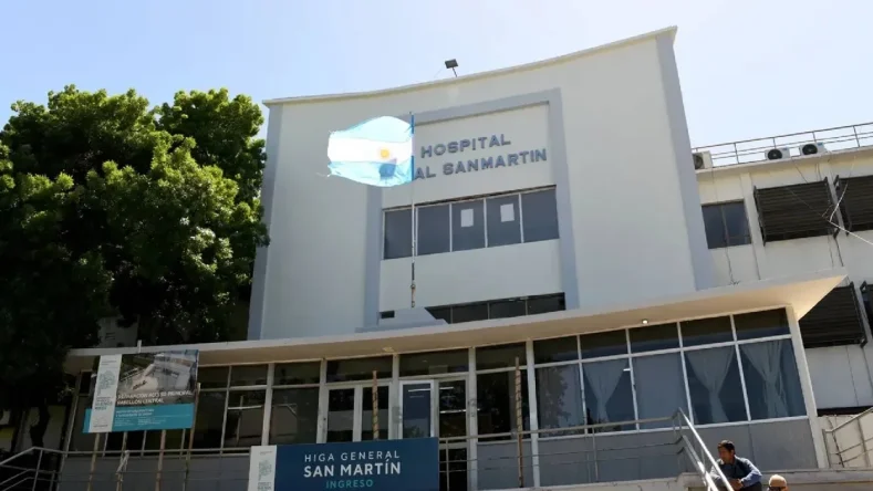Este edificio es el Hospital Interzonal General de Agudos "Gral. San Martín" de La Plata.