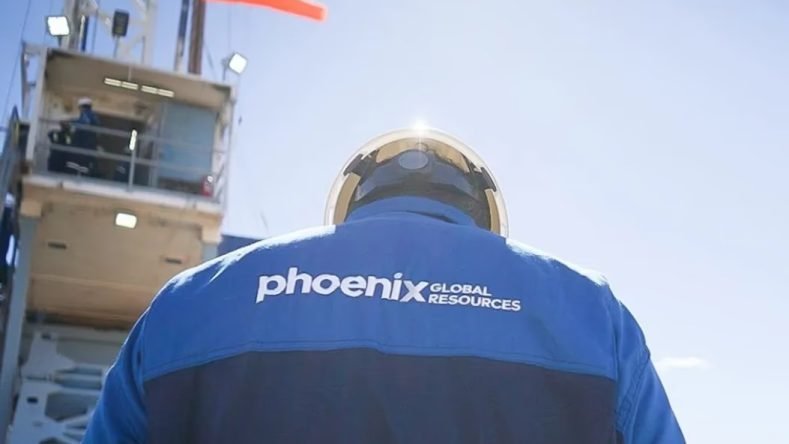 La imagen muestra a un operario con indumentaria de Phoenix Global Resources, una empresa de petróleo y gas enfocada en el desarrollo de recursos no convencionales en Vaca Muerta.