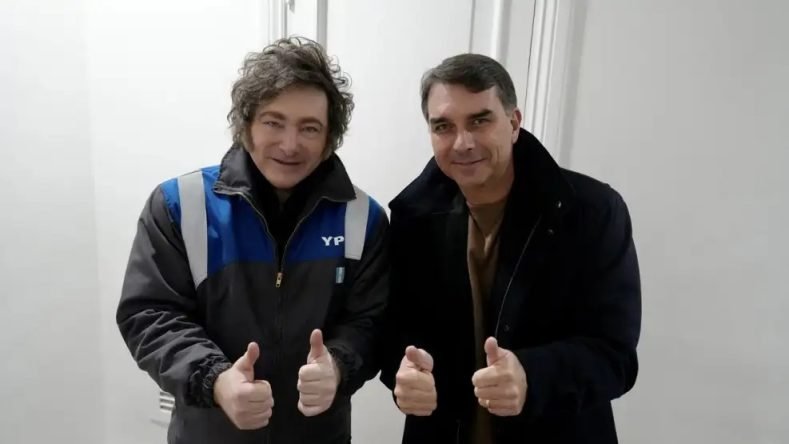 Esta imagen muestra al presidente argentino Javier Milei junto al senador brasileño Flávio Bolsonaro durante un encuentro en la Quinta de Olivos.