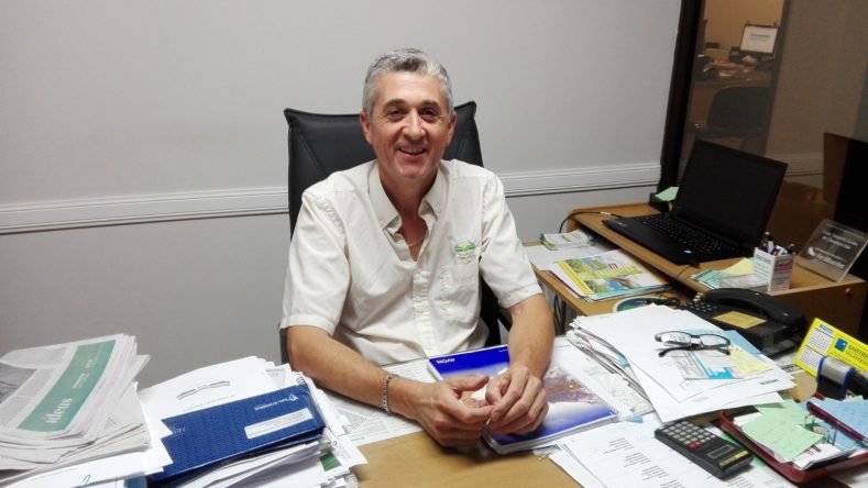 Visión general creada por IA La persona en la imagen parece ser Juan Alberto Berca, secretario general del Centro de Empleados de Comercio (CEC) de Rafaela, fotografiado en su oficina de la sede sindical.