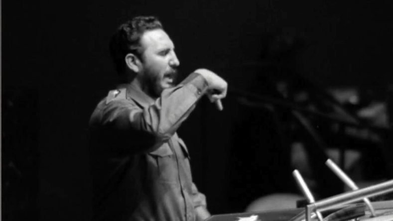 La imagen muestra a Fidel Castro Ruz durante su histórico y prolongado discurso en la sede de la Organización de las Naciones Unidas (ONU) en Nueva York el 26 de septiembre de 1960.