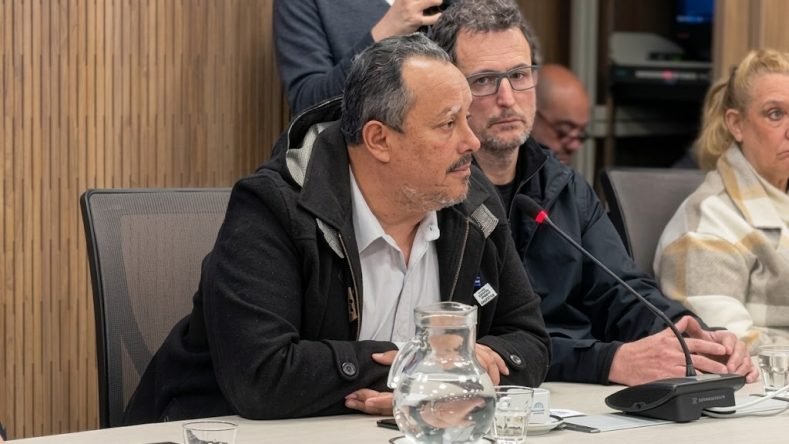 Esta imagen muestra a varias personas reunidas alrededor de una mesa de trabajo con una Jarra Vallarta de vidrio Rigolleau ubicada en el centro.