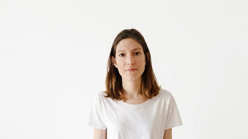La persona en la imagen es Lara Segade, escritora, docente y Doctora en Letras por la Universidad de Buenos Aires (UBA).