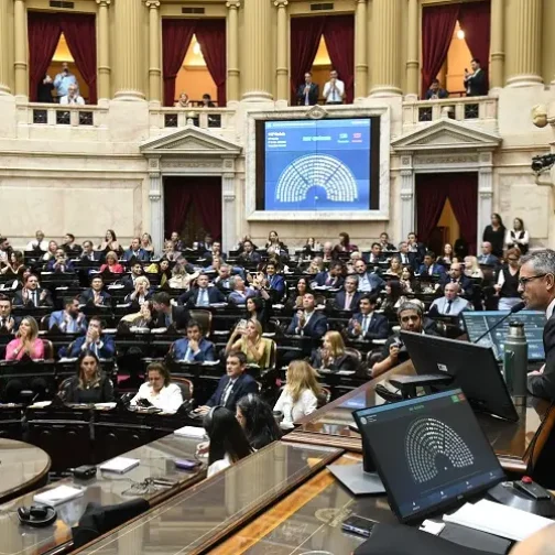 Con mayoría sin fisuras y respaldo de gobernadores peronistas, Milei consiguió su reforma laboral en medio del paro general