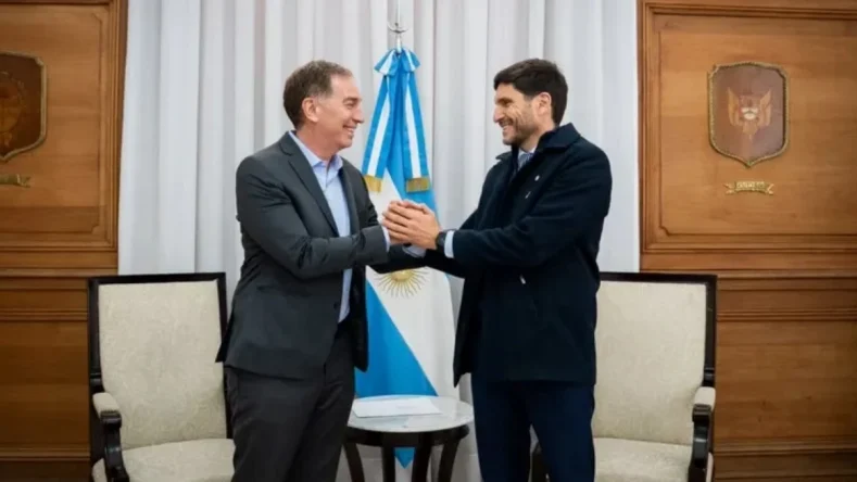 Esta imagen muestra al gobernador de Santa Fe, Maximiliano Pullaro, estrechando la mano del Jefe de Gabinete, Diego Santilli, en la Casa Rosada.