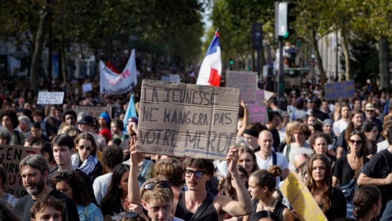 La imagen muestra una manifestación estudiantil en Francia contra los recortes presupuestarios y las condiciones en la educación secundaria y pública.