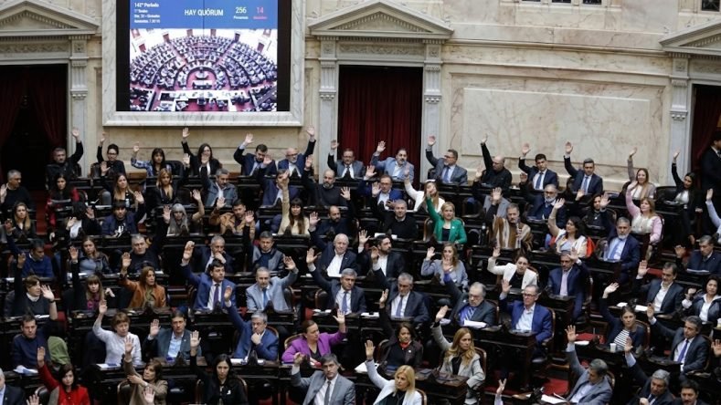 La imagen muestra una sesión en el recinto de la Cámara de Diputados de la Nación Argentina, ubicada en el Congreso de la Nación (Buenos Aires), durante una votación con quórum (en la pantalla superior se lee "HAY QUÓRUM", con 256 presentes).