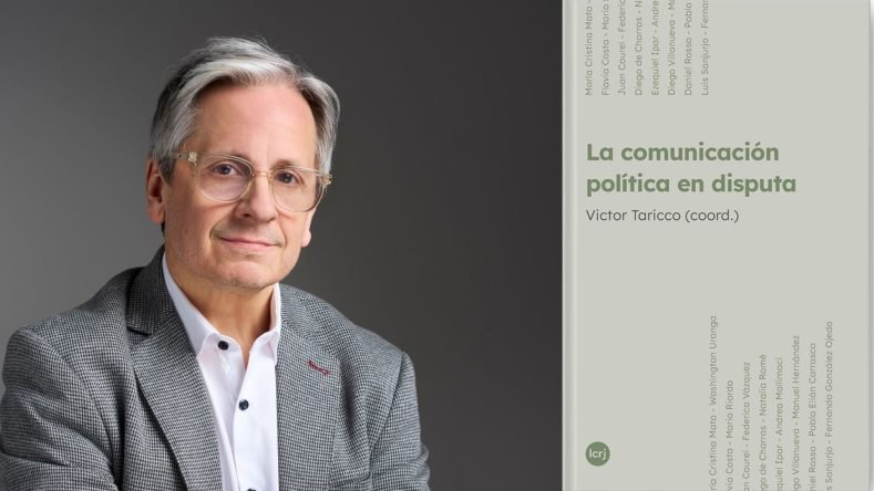 La imagen muestra al politólogo y docente Víctor Taricco, director de la Diplomatura de Comunicación Política de la Universidad de Buenos Aires (UBA), junto al libro La comunicación política en disputa, del cual es coordinador.
