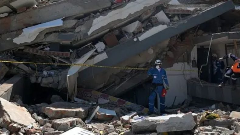 La imagen muestra las labores de rescate entre los escombros de un edificio colapsado tras el potente sismo registrado en el oeste de Colombia en agosto de 2026.