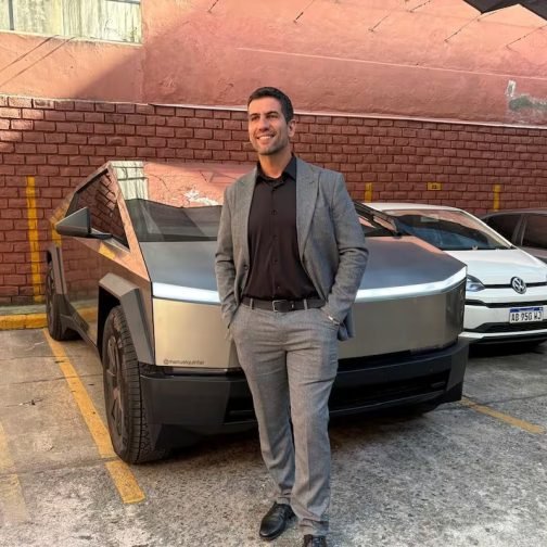Entre la ostentación de la Cybertruck del diputado Quintar y las inconsistencias patrimoniales de Manuel Adorni, el oficialismo se apunta una carambola política: mientras el escándalo captura la atención pública, el Senado avanza con nombramientos clave y acuerdos judiciales. El individualismo y los negocios privados operan como una cortina de humo frente a la rosca parlamentaria y el ajuste.
