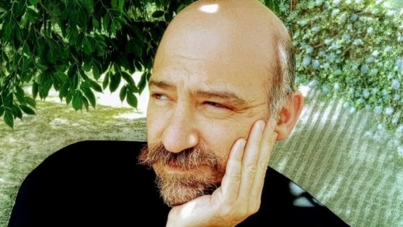 Esta imagen muestra a Leonel Tesler, un profesional destacado en el ámbito de la salud y la investigación en Argentina.