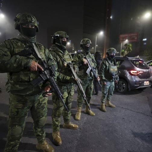 AME9191. QUITO (ECUADOR), 04/05/2026.- Integrantes del Ejercito ecuatoriano participan en un nuevo periodo de toques de queda nocturnos en casi la mitad del país que se prolongará durante quince días, una medida con la que el Gobierno busca intensificar las operaciones contra las bandas criminales, este domingo en Quito (Ecuador). EFE/ José Jácome