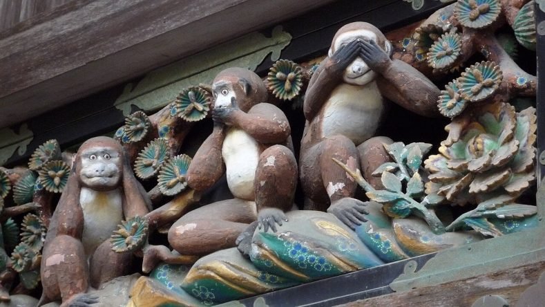 Estas son esculturas de los tres monos sabios realizadas en madera.