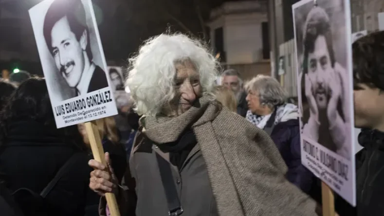 Esta imagen muestra una concentración de personas en Montevideo, Uruguay, exigiendo justicia y verdad por los detenidos desaparecidos durante la dictadura militar.
