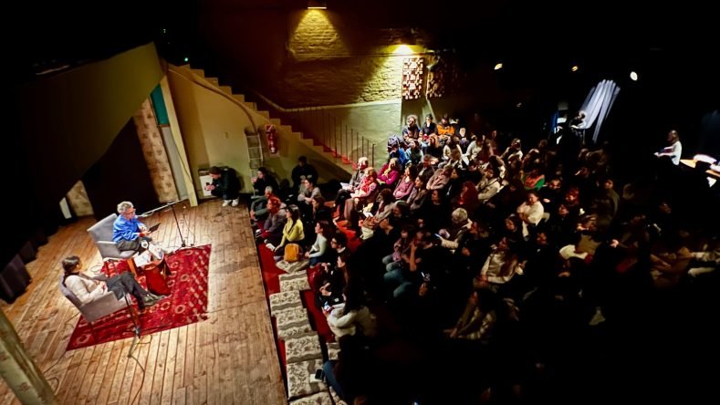 Evento: Se observa una presentación cultural o charla en el Centro Cultural Thames, donde la autora Valeria Luiselli conversó con Gabriela Cabezón Cámara.