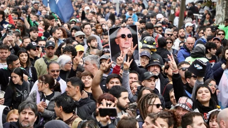 Más allá del bronce liberal o la épica de Billiken, la despedida al Indio Solari se transformó en una fiesta popular, un acto de fe colectiva y una trinchera solidaria donde la comunidad se abrazó para ganarle al olvido y disputar el sentido de la nación.