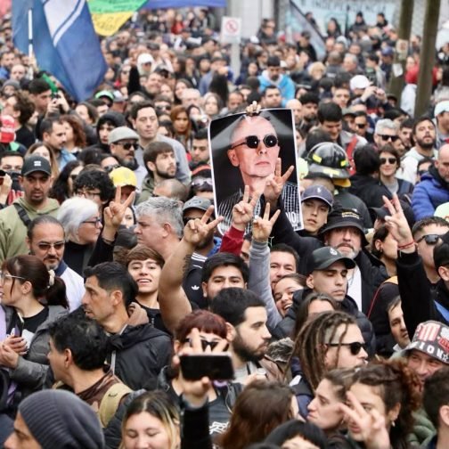 Más allá del bronce liberal o la épica de Billiken, la despedida al Indio Solari se transformó en una fiesta popular, un acto de fe colectiva y una trinchera solidaria donde la comunidad se abrazó para ganarle al olvido y disputar el sentido de la nación.

