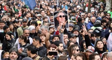 Más allá del bronce liberal o la épica de Billiken, la despedida al Indio Solari se transformó en una fiesta popular, un acto de fe colectiva y una trinchera solidaria donde la comunidad se abrazó para ganarle al olvido y disputar el sentido de la nación.
