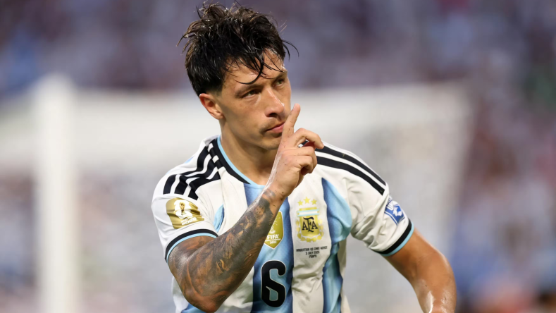 Entre el recambio ausente y el desgaste de sus figuras, el equipo de Scaloni sufrió ante un durísimo Cabo Verde. Argentina sacó adelante un 3-2 agónico en el suplementario gracias a la mística de sus centrales y al hambre intacta de Messi, aunque el juego dejó más dudas y temores que certezas.