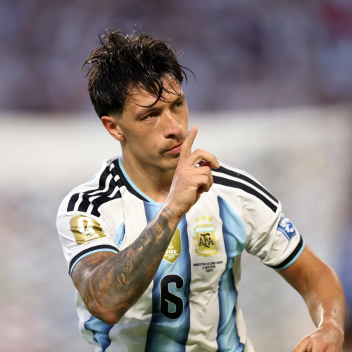 Entre el recambio ausente y el desgaste de sus figuras, el equipo de Scaloni sufrió ante un durísimo Cabo Verde. Argentina sacó adelante un 3-2 agónico en el suplementario gracias a la mística de sus centrales y al hambre intacta de Messi, aunque el juego dejó más dudas y temores que certezas.
